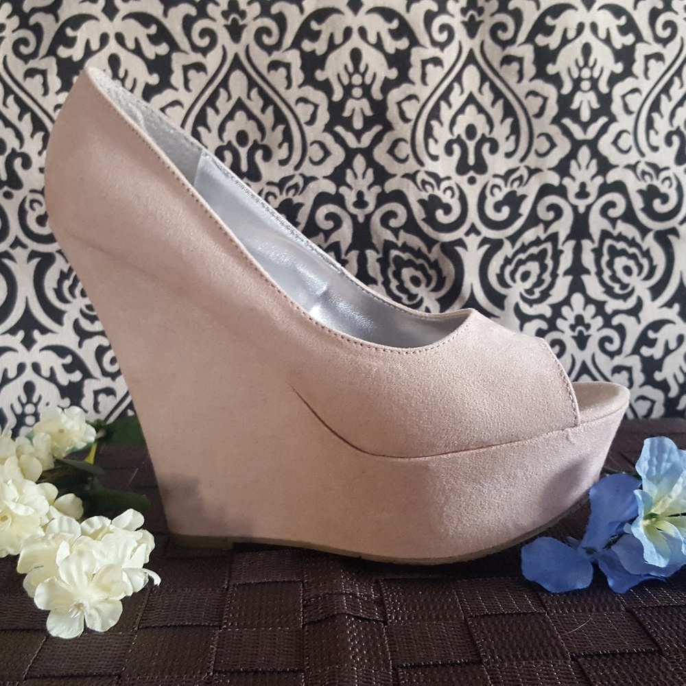 Candies Camalory blush peep toe wedges NWOT